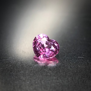 華やかで愛らしいハートシェイプ 0.56ct UP 天然ピンク サファイア