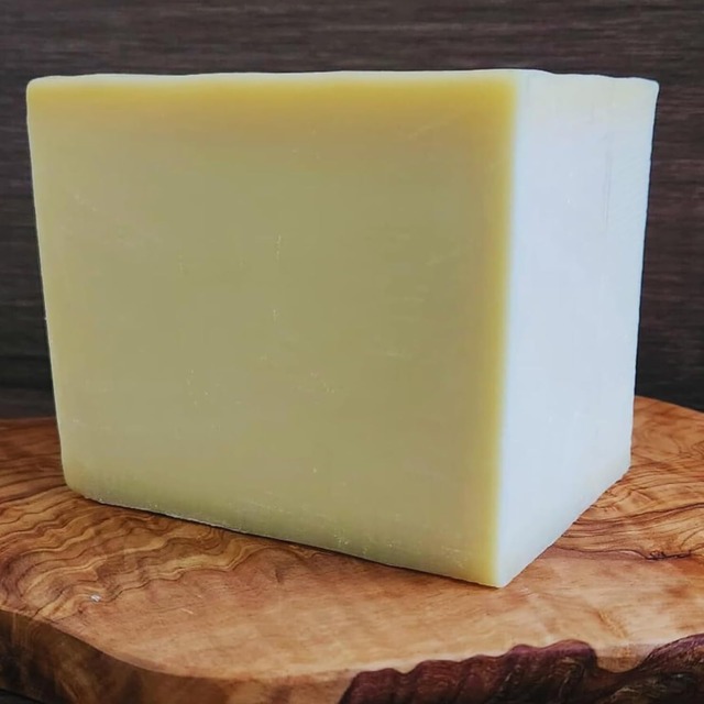 業務用・大容量 1kg｜グラスフェッド スイス産 グリュイエール AOP セミハードチーズ（フォンデュ・ワイン向き）Bulk 1kg – Swiss Grassfed Gruyere AOP Semi-Hard Cheese, Ideal for Fondue & Wine