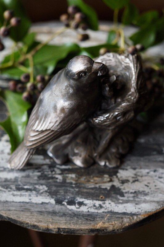親鳥雛鳥、巣篭もりを-antique pewter bird objet | アンティーク