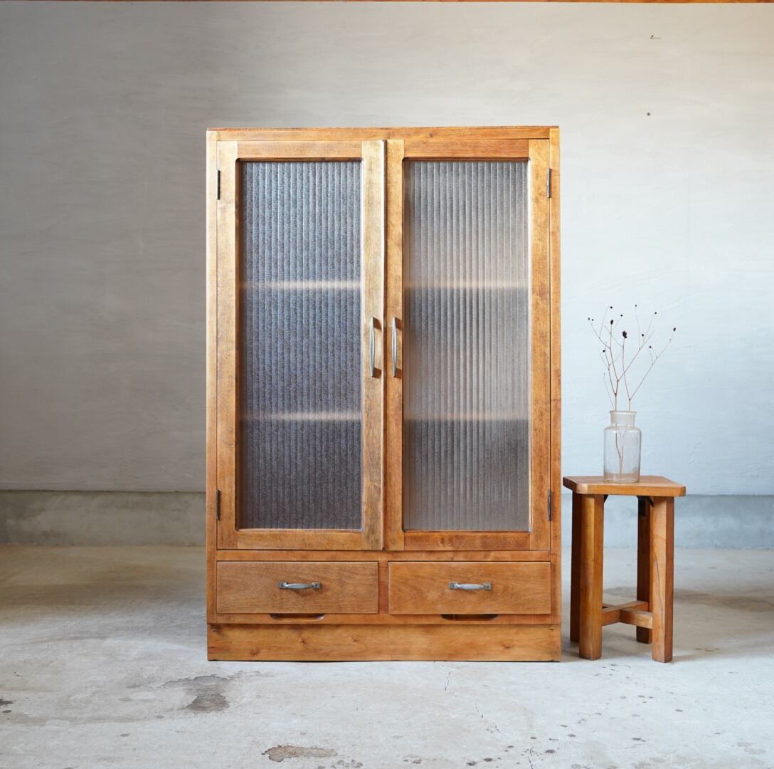 モールガラスのキャビネット