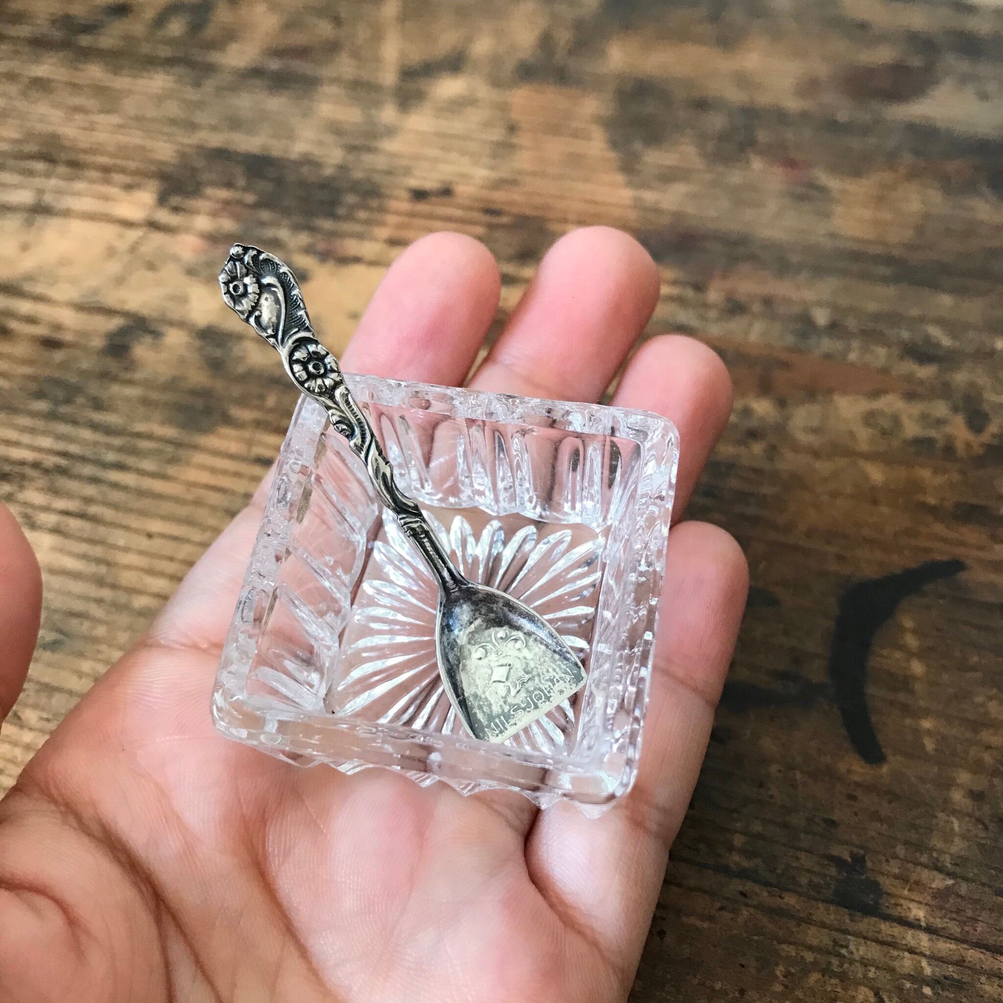 小さな四角いガラスとスプーン