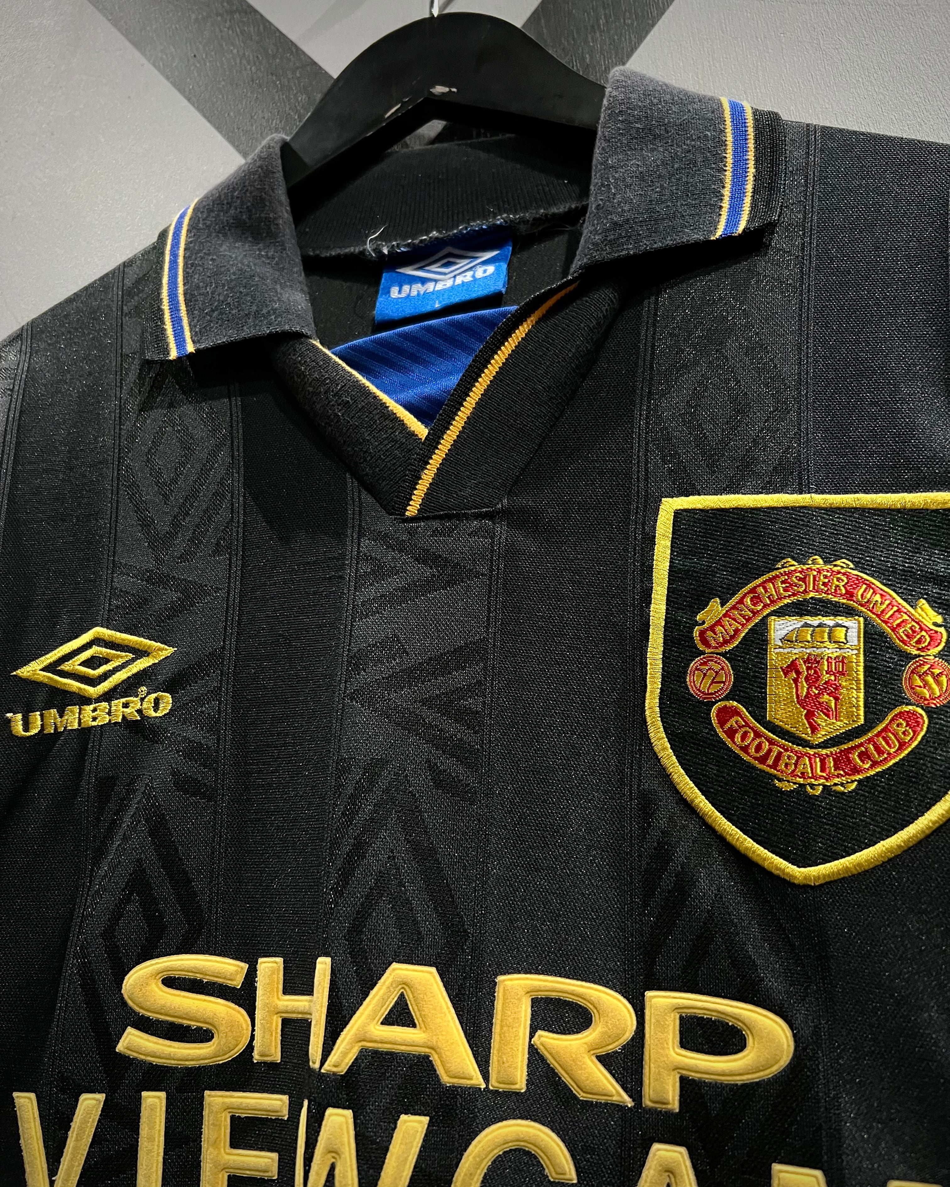 美品 MANCHESTAR UNITED エンブレム刺繍ユニフォーム X VINTAGE】“UMBRO”“MANCHESTER UNITED”Emblem Embroidery Game Shirt