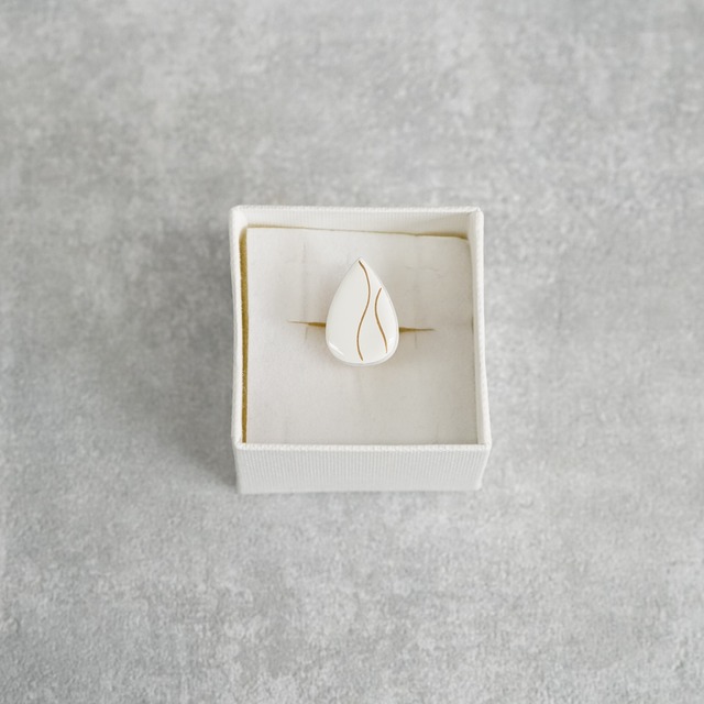 雫　shizuku  pin badge white