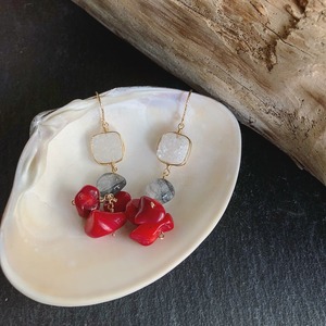 ドゥルージークォーツ×グレークォーツ×コーラルのピアス