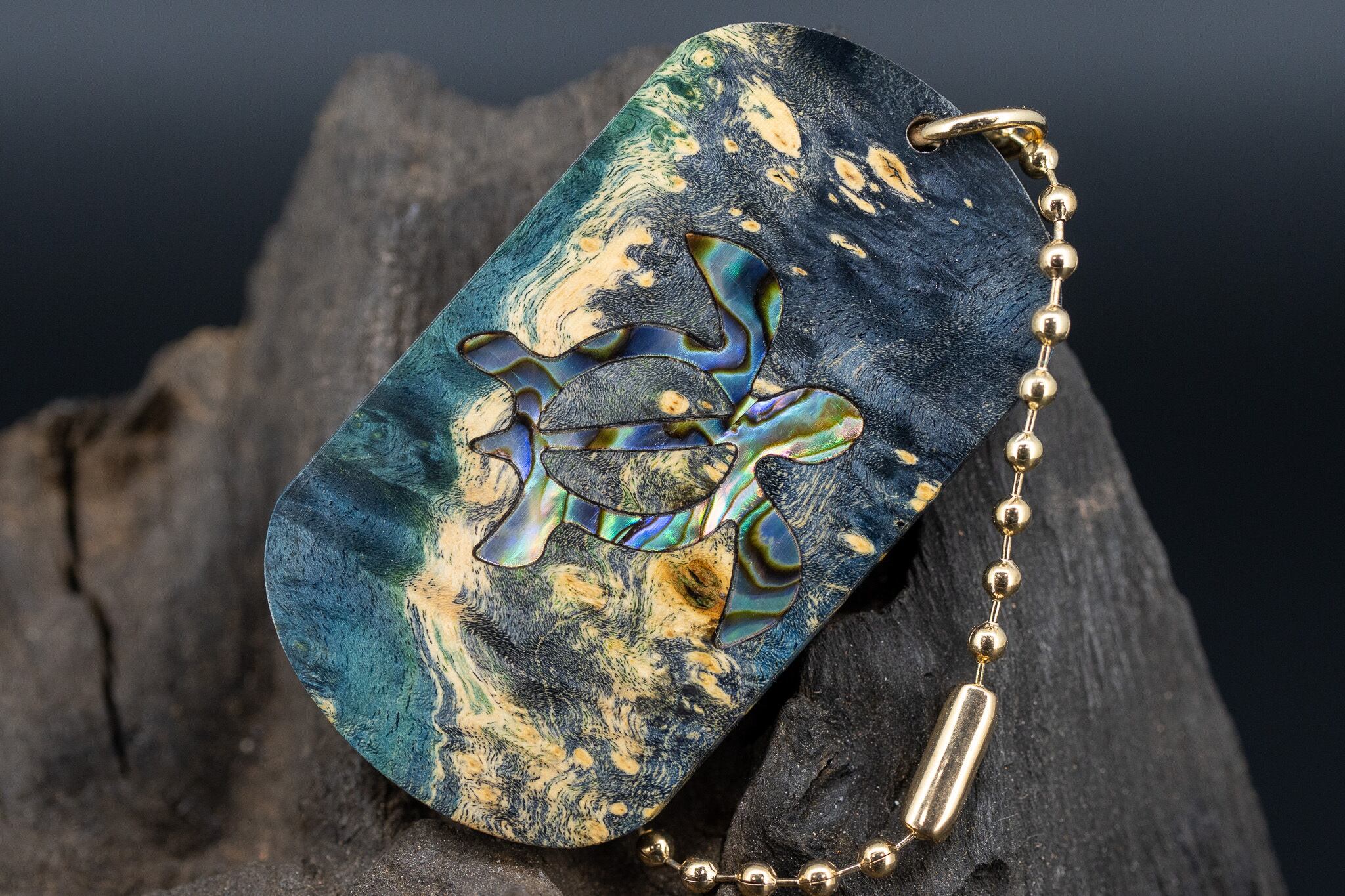 【カナダの象徴】ハードメープル スタビライズウッド ドッグタグ 象嵌 浅瀬で泳ぐウミガメ