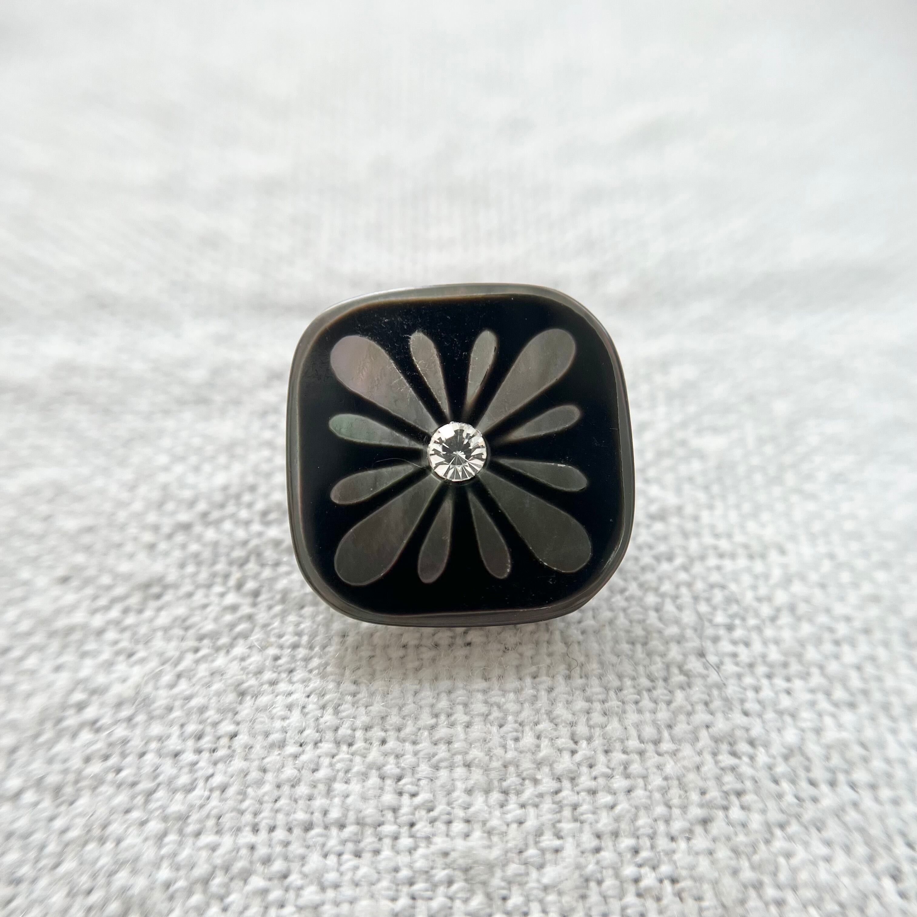 スクエア パールブラックフラワー 17.5mm