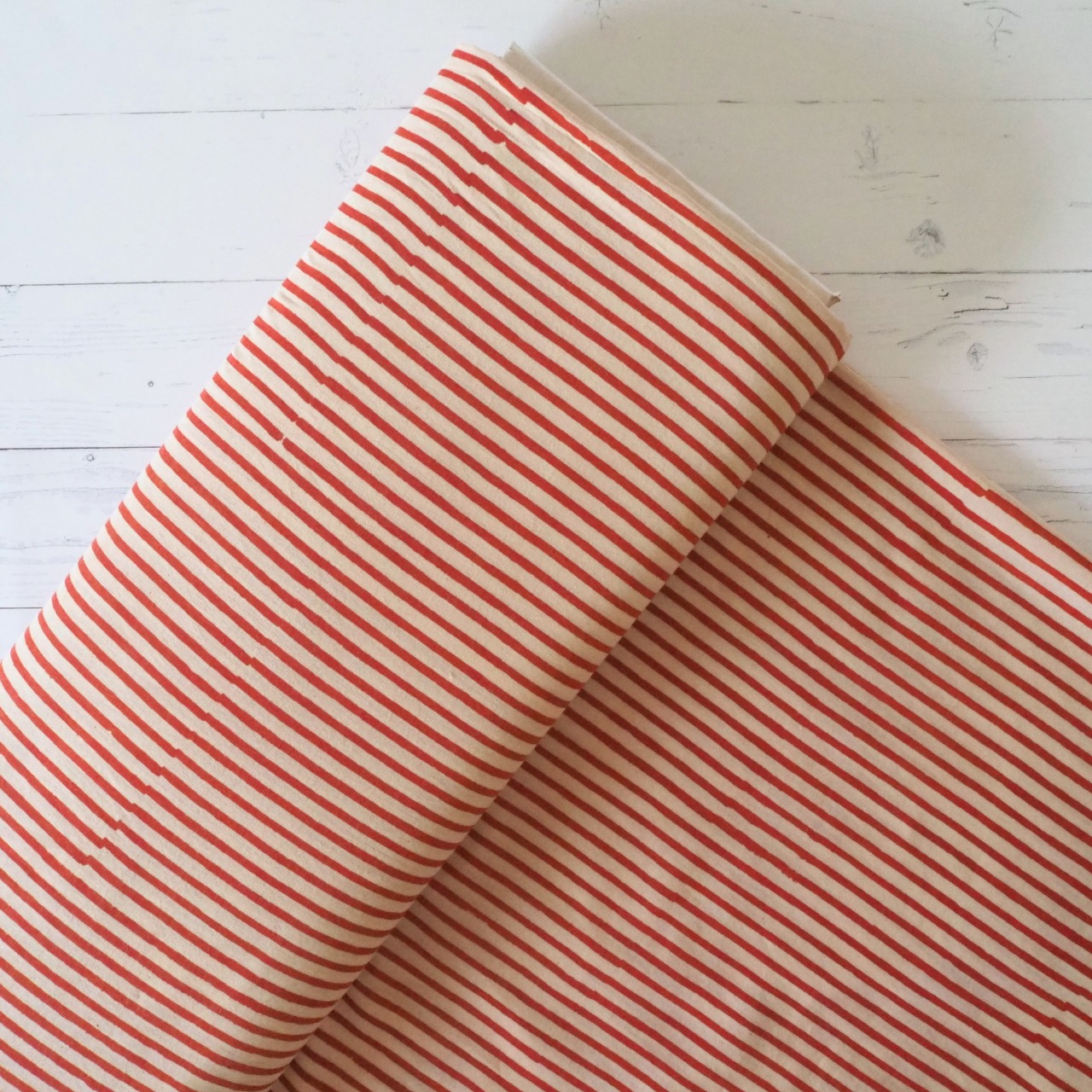 ブロックプリント生地【50cm単位】インド綿  ストライプ柄(細) 生成り×赤 #52410-RD1