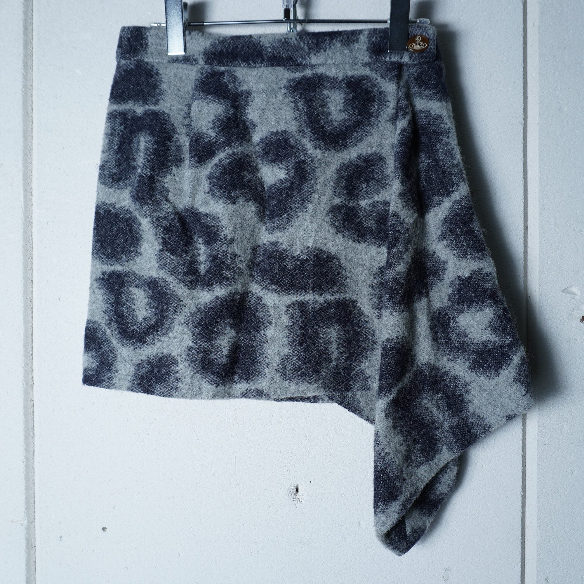 ヴィヴィアンウエストウッド　オーブレオパード柄　ミニスカート　ブラック Vivienne Westwood】ヴィヴィアンウエストウッド ”オーブロゴボタン
