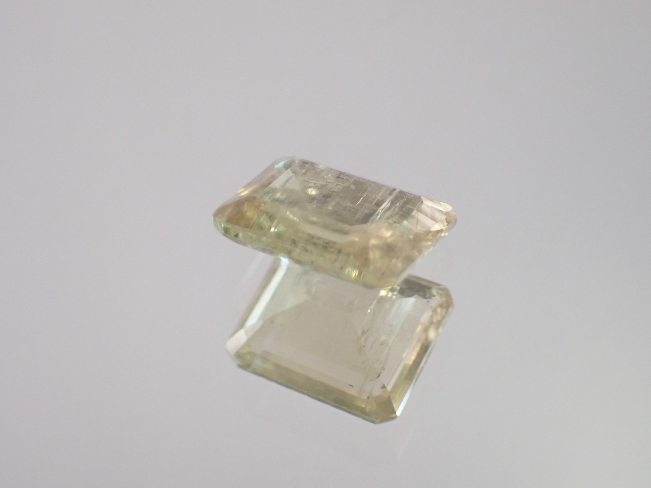 トルコ産カラーチェンジダイアスポア　2.33ct　[C11-197]