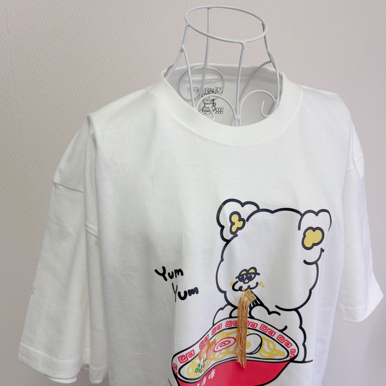 【Yum! Yum! ラーメン大好き！】Hoooさん フリンジ刺繍 ラーメンTシャツ - 4