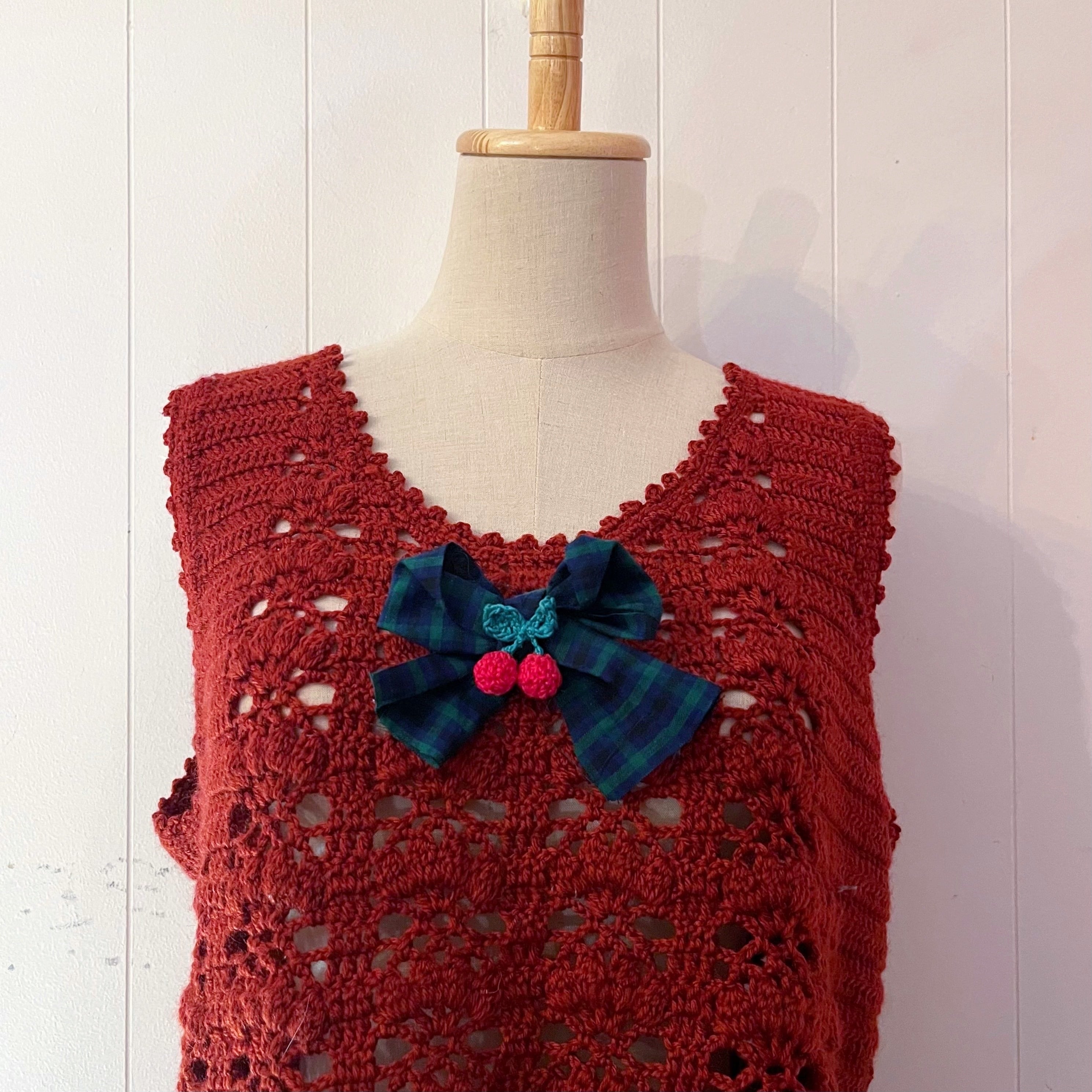 cherry brooch bordeaux crochet vest