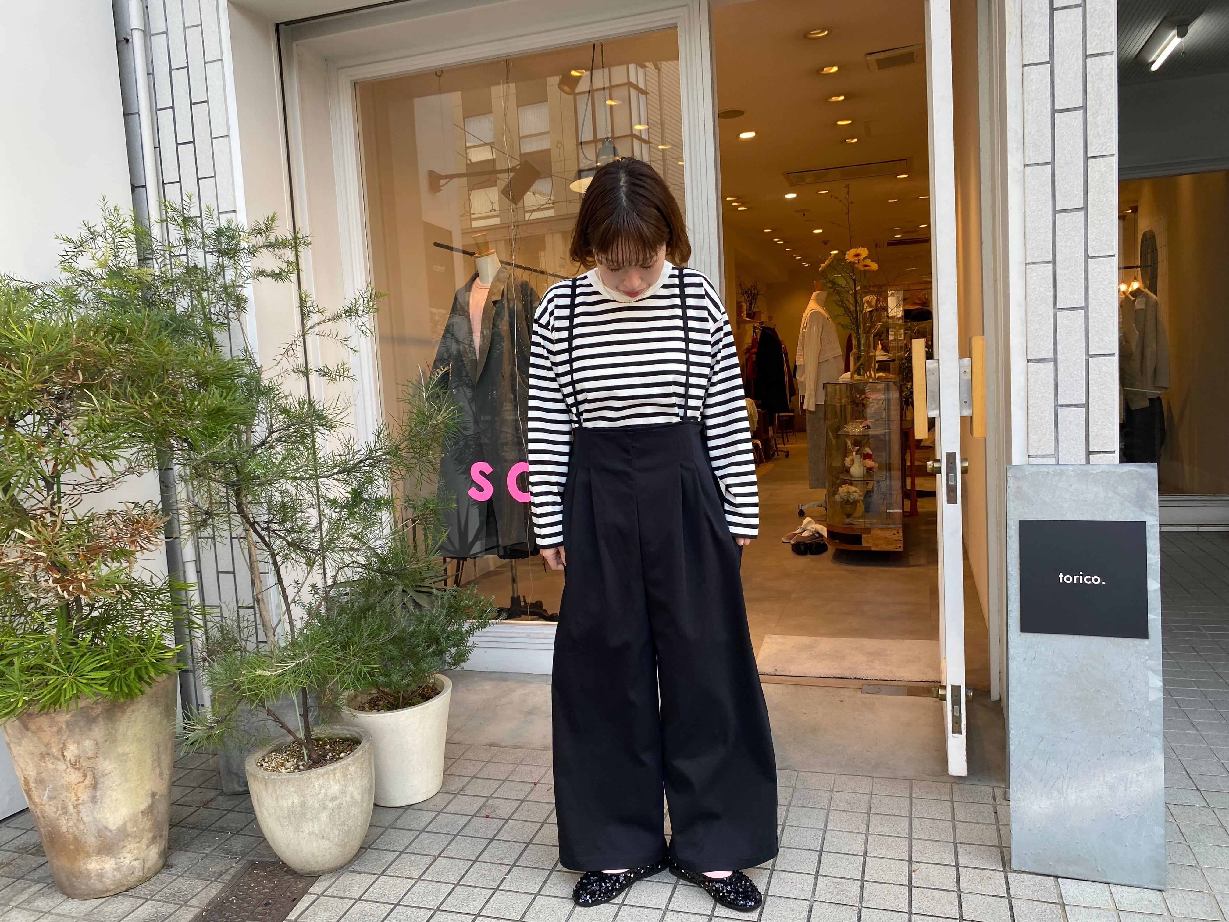 廣Torico ネオンリボン付きホワイトシャツ Chico（チコ） ブラウス シャツ 「SALON by Chico」リボン付きレース