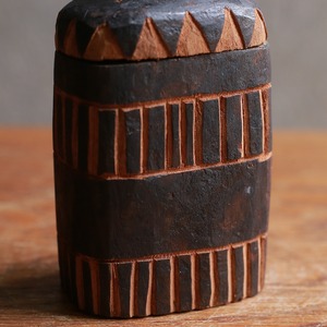 プリミティブな模様が素敵な、木のボトル