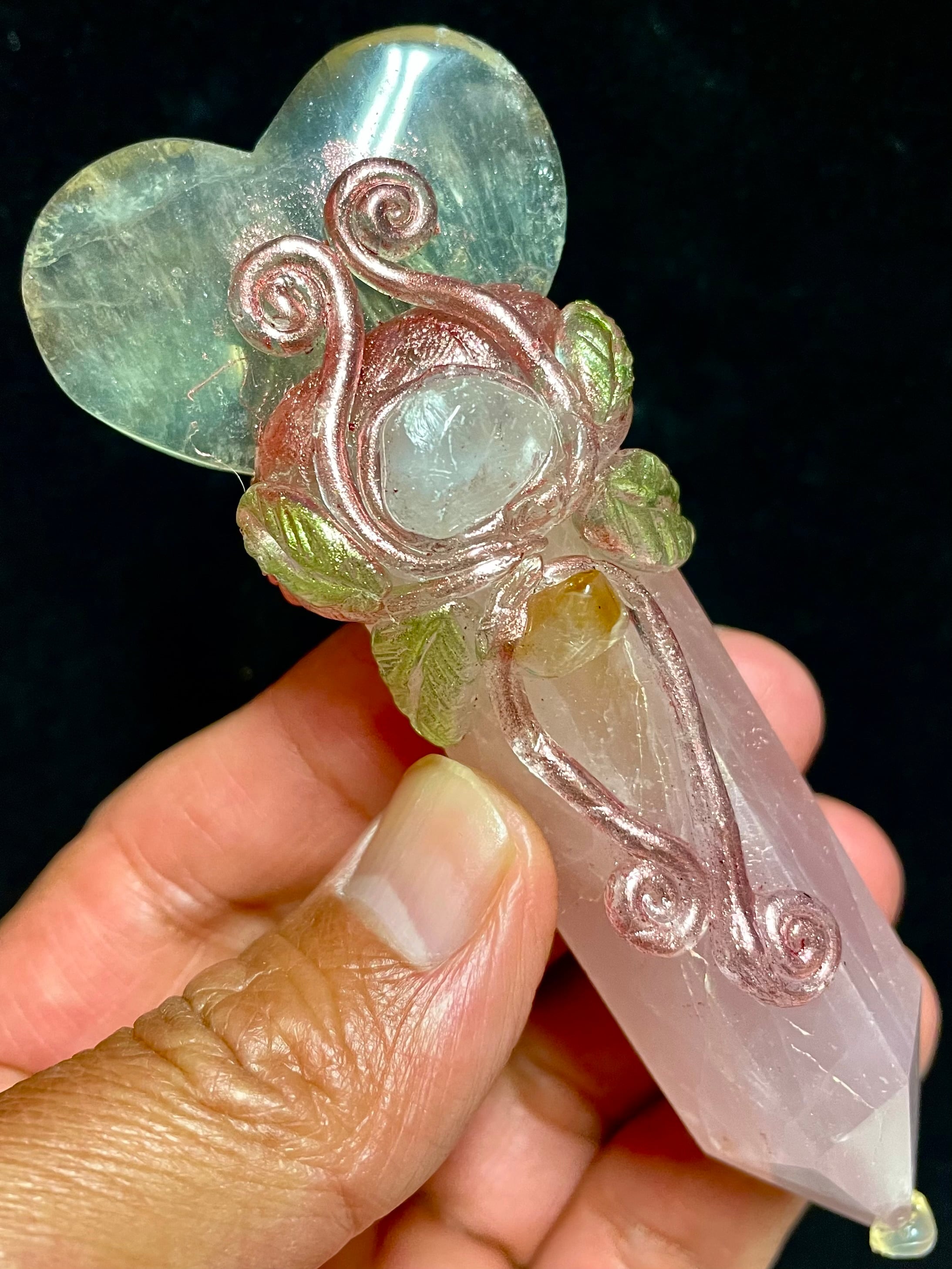 3) 愛と平和のエナジー「ローズクオーツ&ハート・フローライト」クリスタルワンドB(スタンド付き)