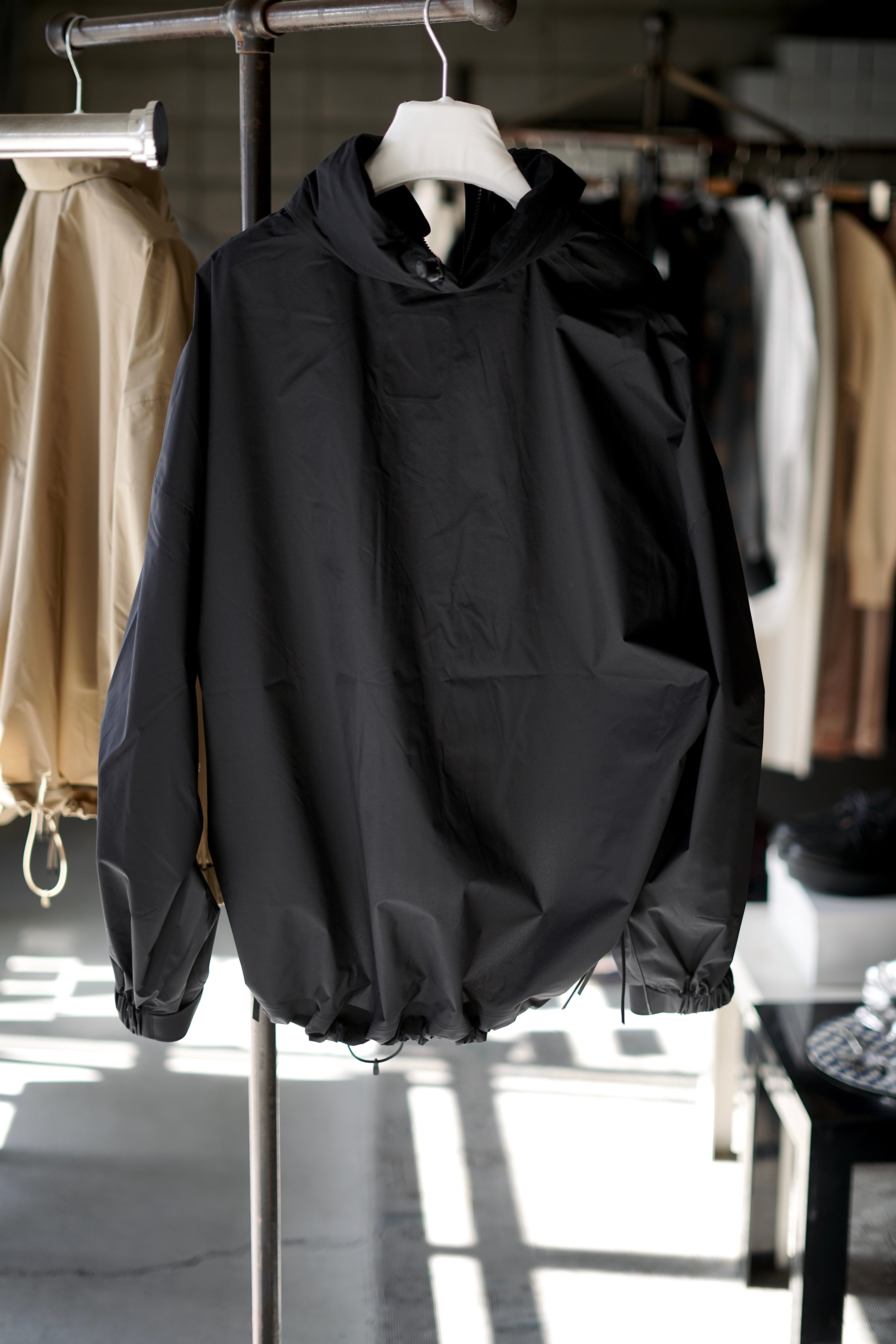 HYKE / PERTEX®︎ WEP JACKET ( BLACK , BEIGE ) | JUQUI Online