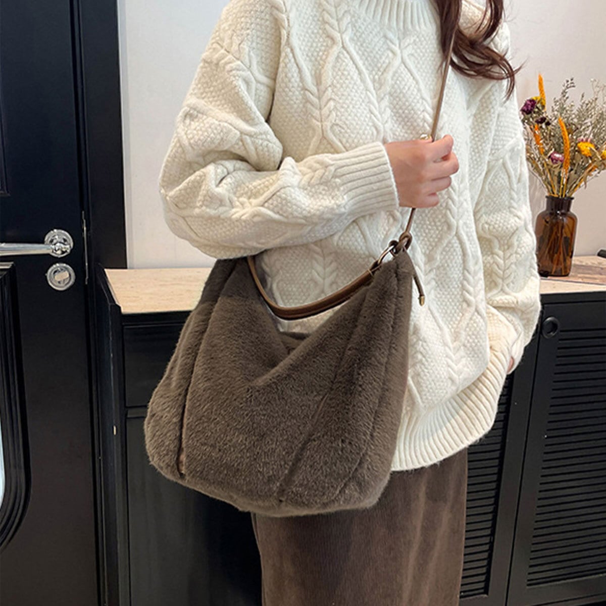 トートバッグ ファー バッグ レディース 秋冬 大容量 軽量 A4 ふわふわ もこもこ きれいめ 大人 かわいい おしゃれ エコファー 斜め掛け ショルダーバッグ 大人可愛い 大人女子