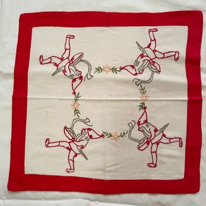4人のトムテの刺繍布