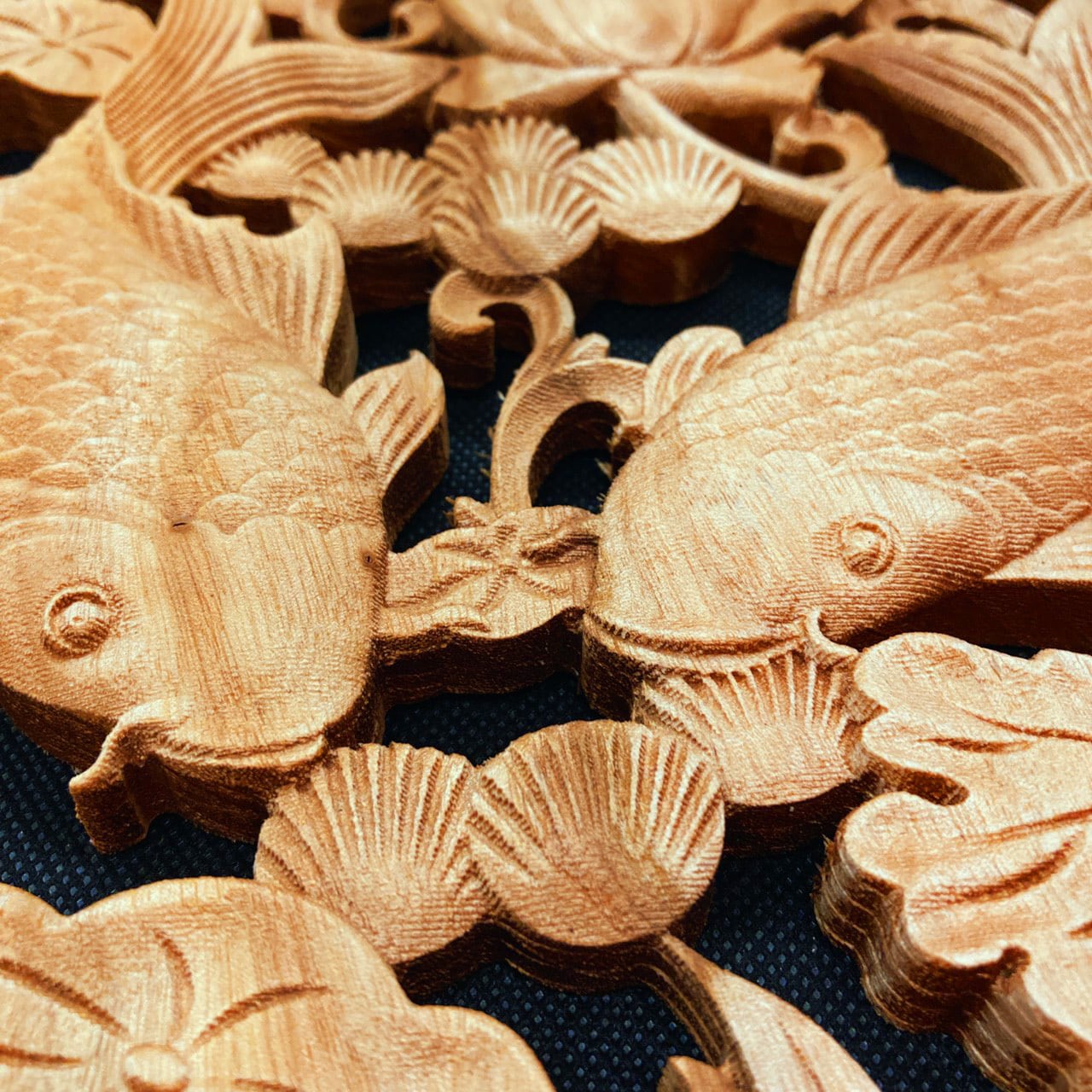 双魚戯蓮 （鯉・蓮・水草） | 月下蓮華彫刻堂