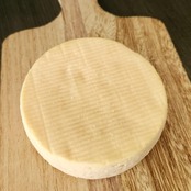 ル ルスティック マンステール AOP認証 200gフランス産 ウォッシュチーズ 芳醇な香りとクリーミーな口どけ クラッカーや赤ワインにぴったり 本格派に贈る贅沢チーズ Le Rustique Munster AOP – French Washed Rind Cheese – Rich Aroma and Creamy Texture – Perfect with Crackers and Red Wine – A Gourmet Gift for True Cheese Lovers