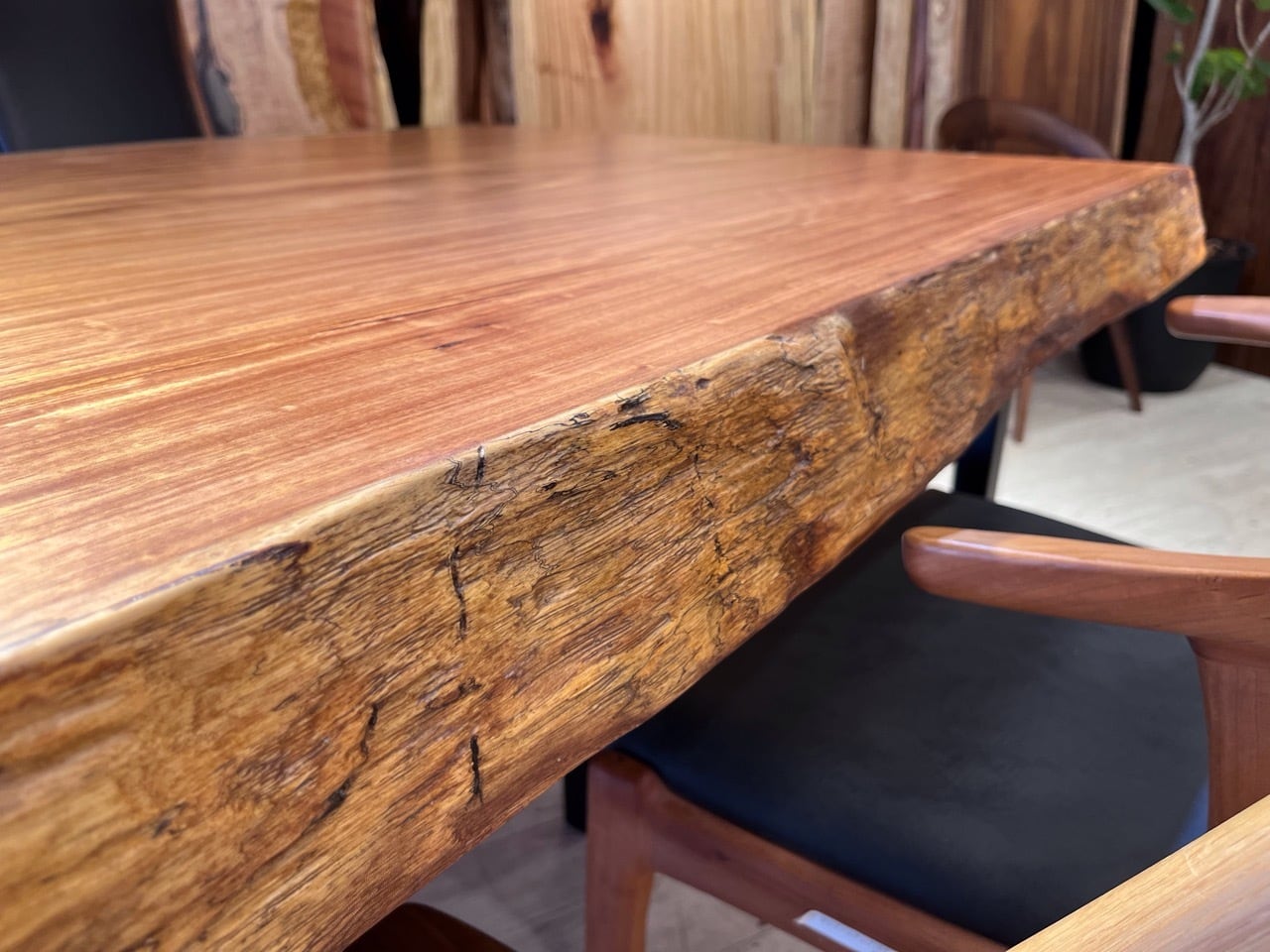 ≪yt2023ジ≫ 一枚板センターテーブル 瓢箪契り 幅130cm 板厚約2寸 金属フレーム 総重量約60kg ヒョウタン/チギリ 中古家具/宮城県仙台市 70820-09 ≪yt2023ジ≫ 一枚板センターテーブル 瓢箪契り 幅130cm 板厚約2寸