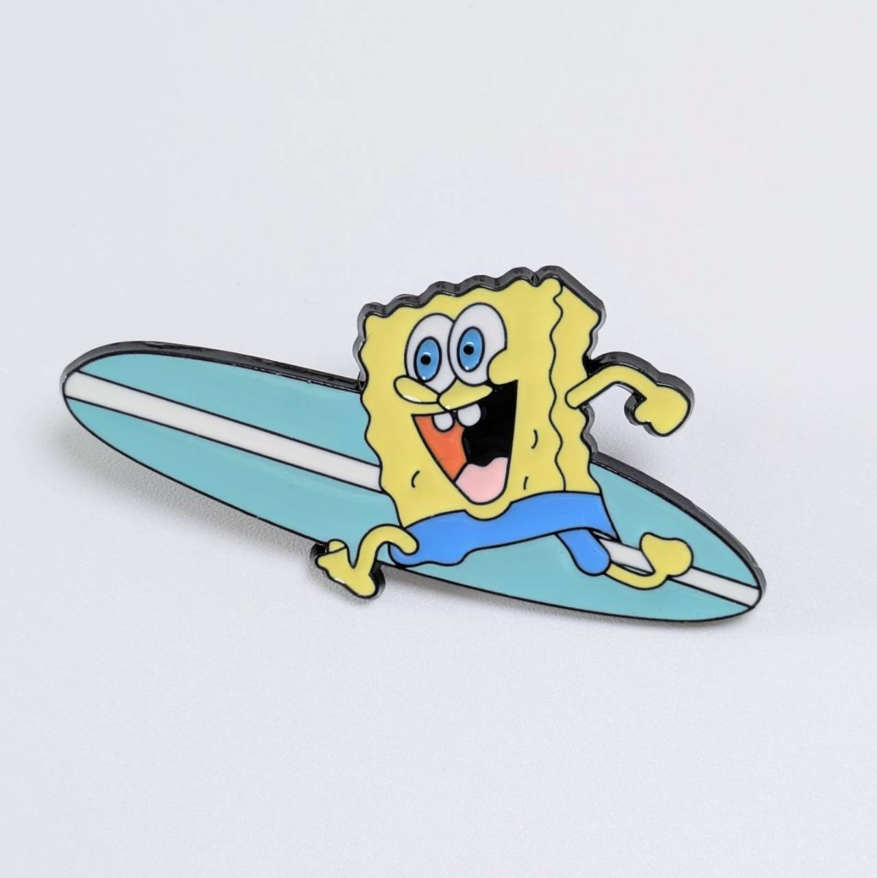 送料無料! ★ピンズ PINS★ピンバッジ 【 SpongeBob SquarePants( スポンジボブ )】サーフィン 〚アメリカン雑貨 アメトイ〛