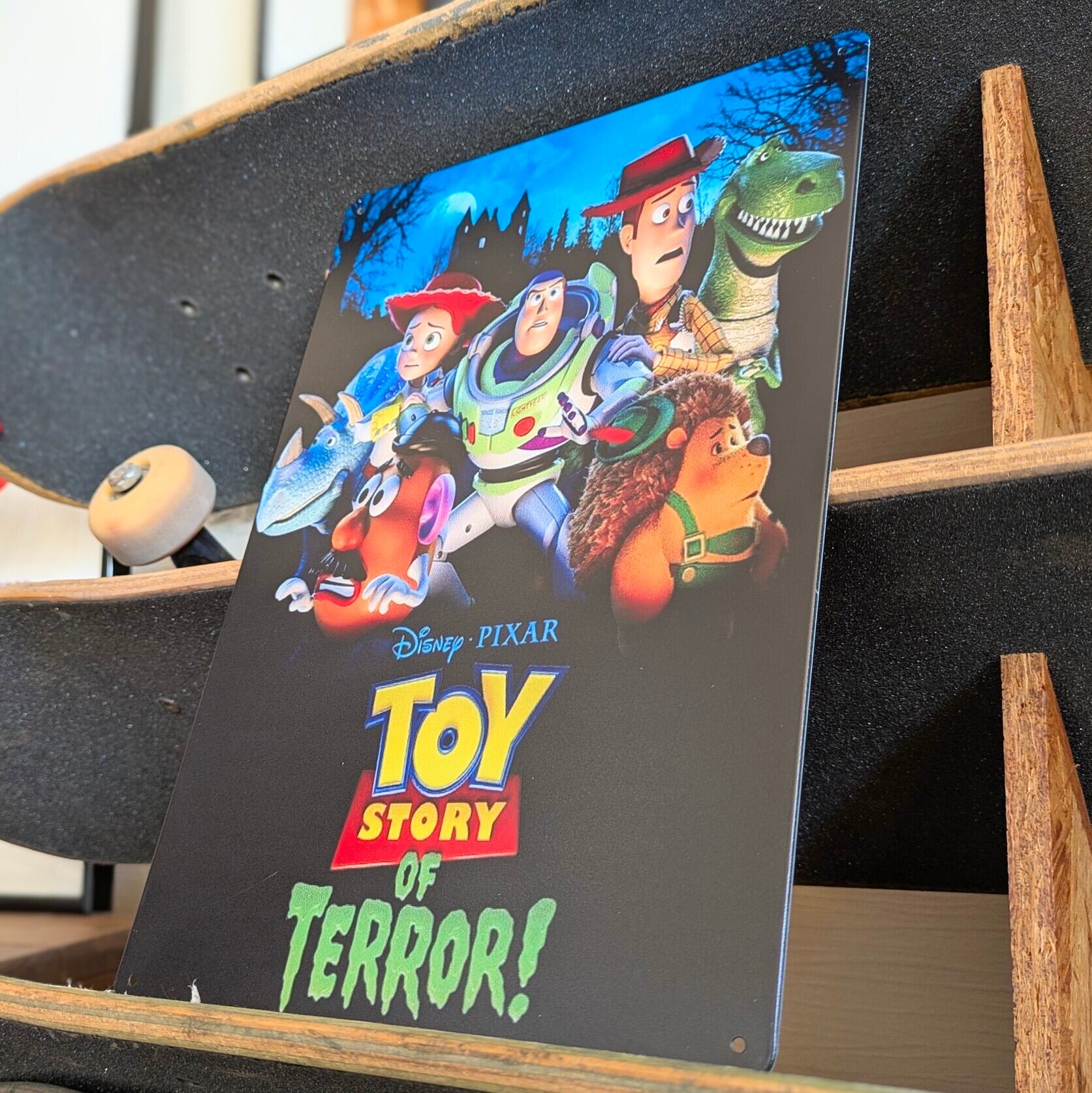 送料無料!ちょうどいいブリキ看板【 TOY STORY( トイ・ストーリー )】トイストーリー / TOY STORY OF TERROR / METAL SIGN / メタルサイン / ブリキ看板 / サインボード / ビンテージ加工 〚アメリカン雑貨 アメトイ〛