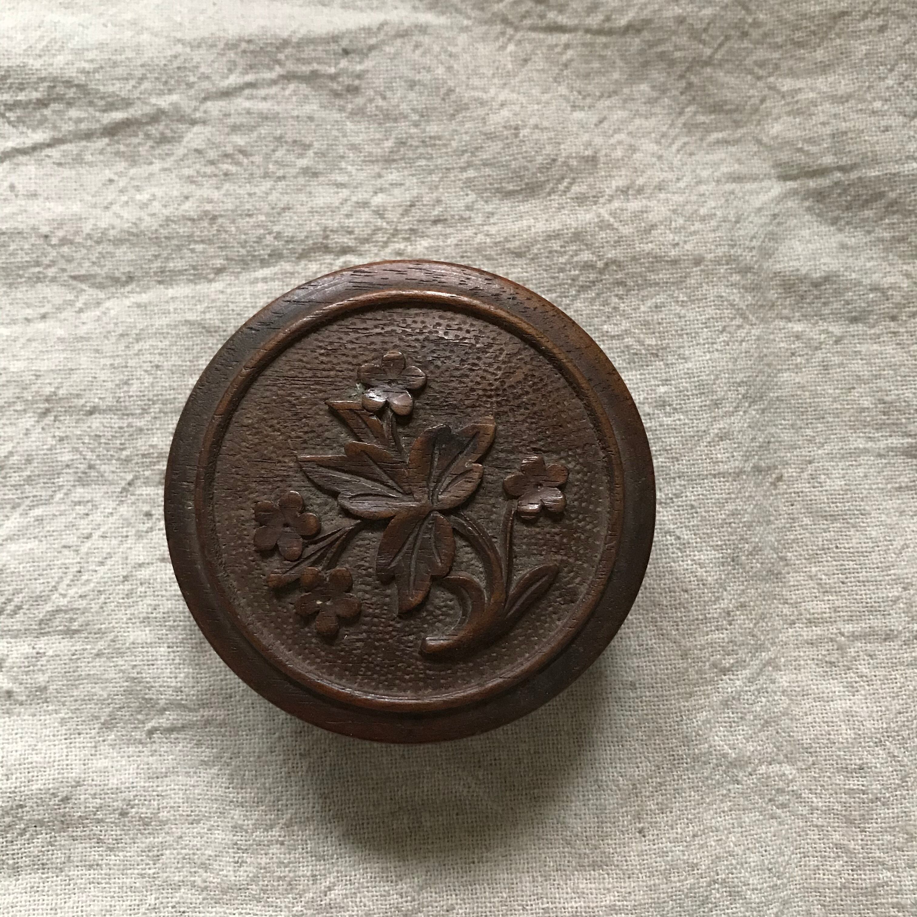 花模様の木のいれもの