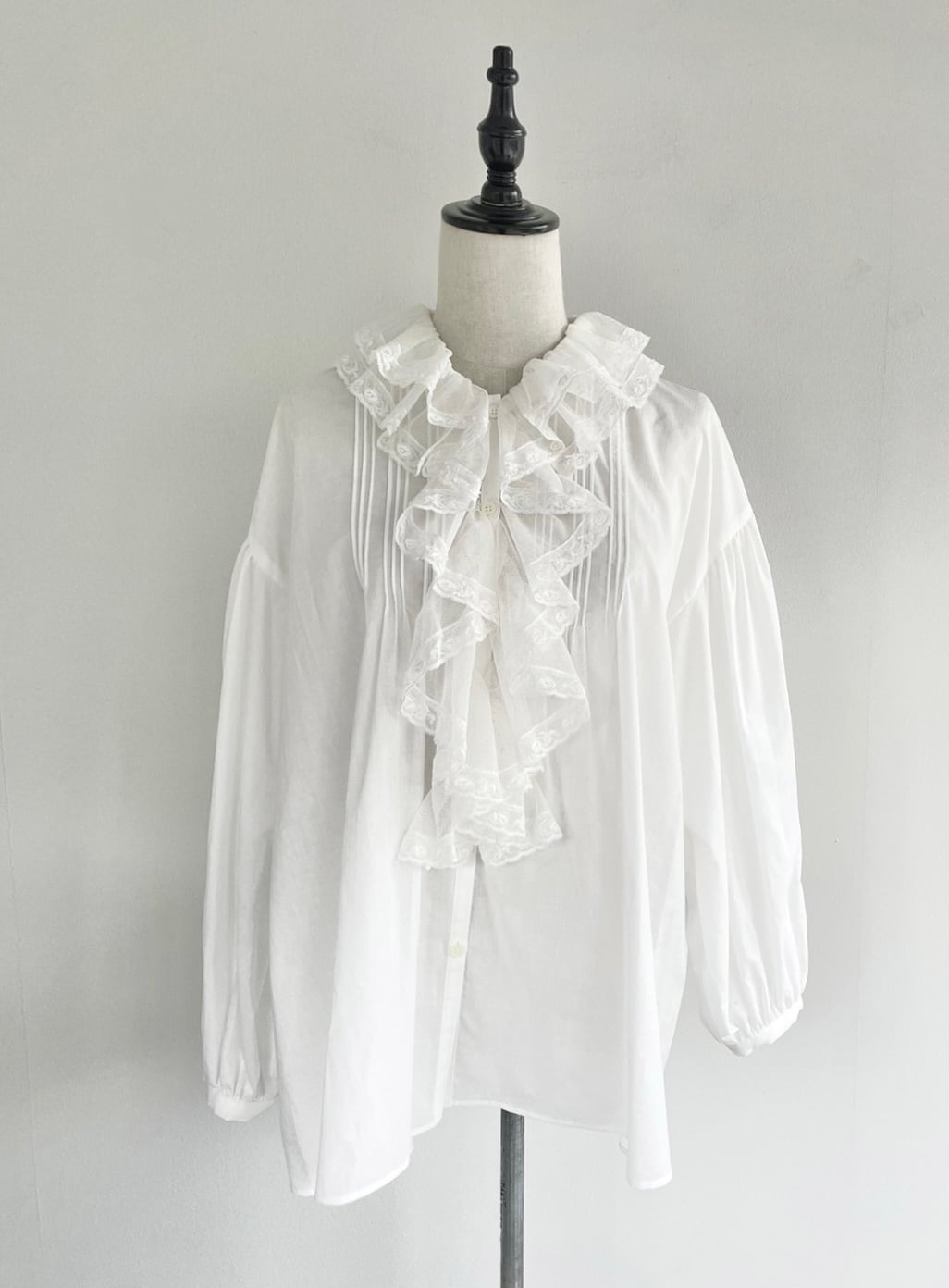 90サイズ(モリス使用)丸襟×肩フリルエプロンワンピース(ピンパーネル) 受注販売(William Morris使用)丸襟×肩フリルエプロンワンピース