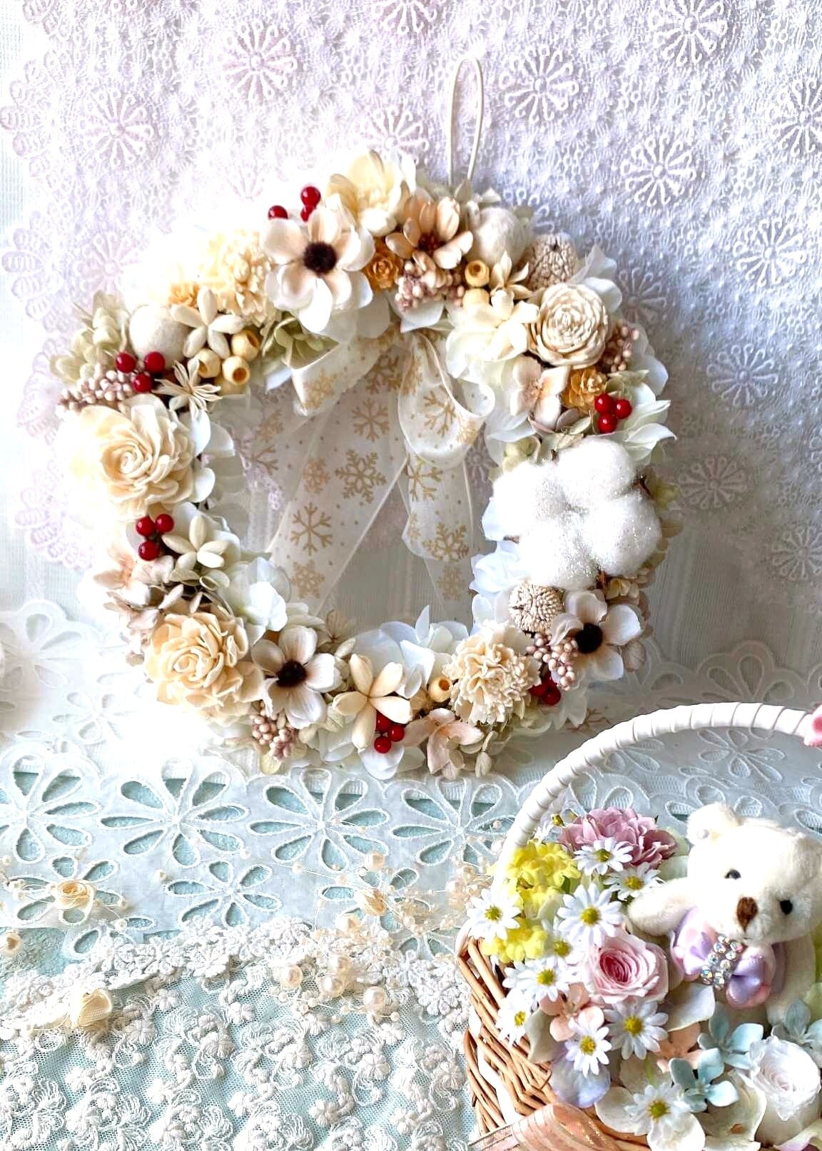 【WR-006】ホワイトスノーのやさしい冬リース｜ふんわり心を包むクリスマスギフト｜雪の結晶リボン付き・アイボリー×ドライフラワー・壁掛け/インテリア・贈り物におすすめ