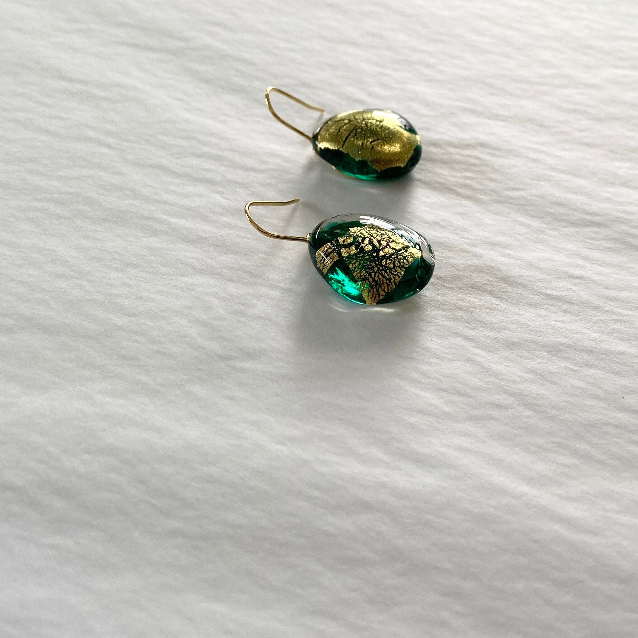 孔雀緑 と 金箔ちぎり の ピアス
