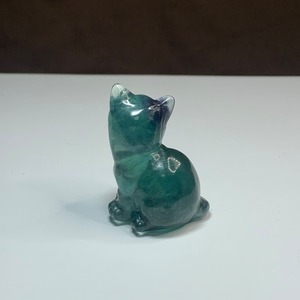 6.ちょこんと座っている可愛いフローライトねこ