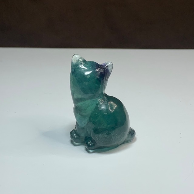 6.ちょこんと座っている可愛いフローライトねこ