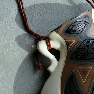 模様が美しい、魚のフラワーベース 1