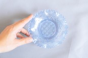 藍色のひらひらプレスガラス皿｜13cm