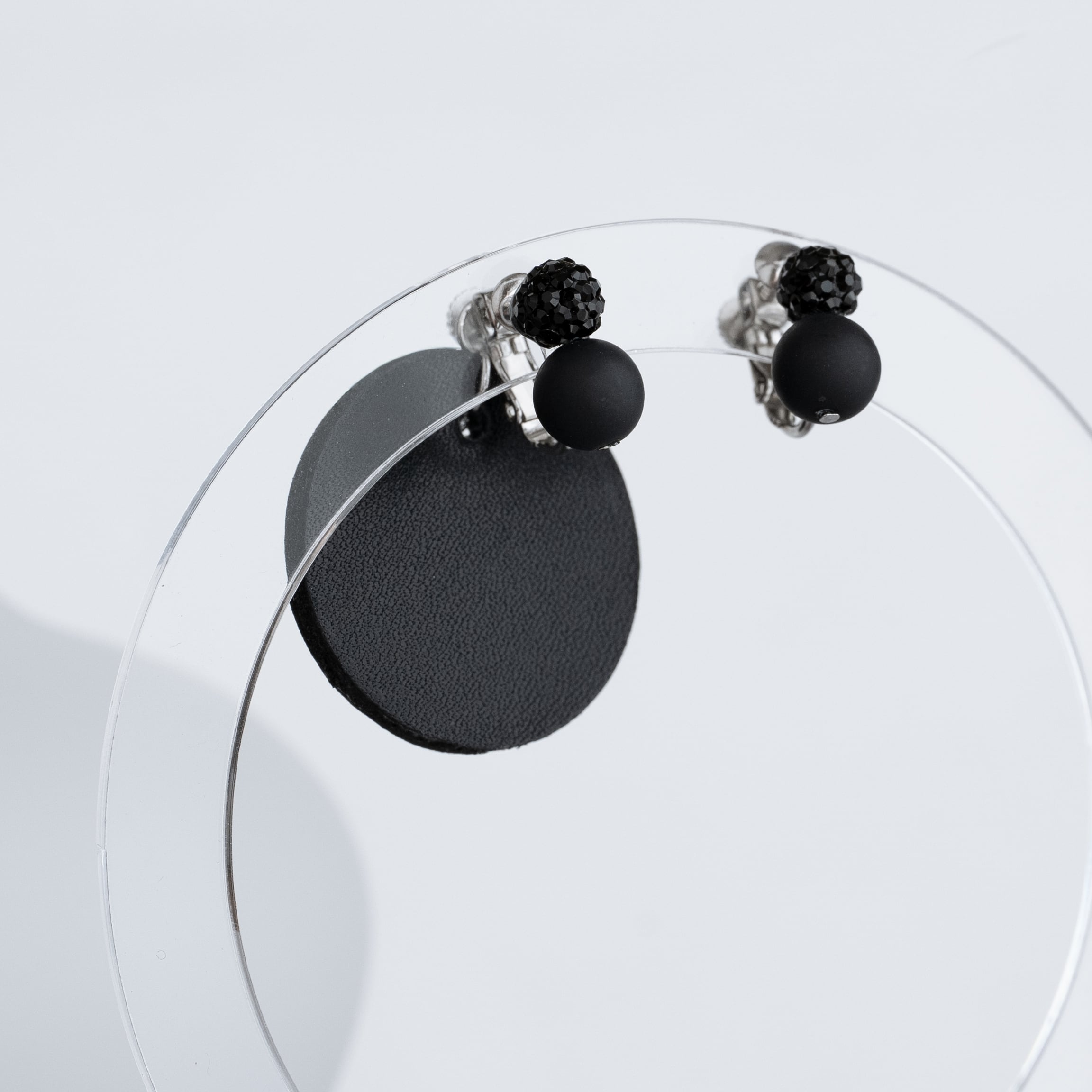 BLACK × Real leather】クリスタルガラスとレザーのキャッチの大人の