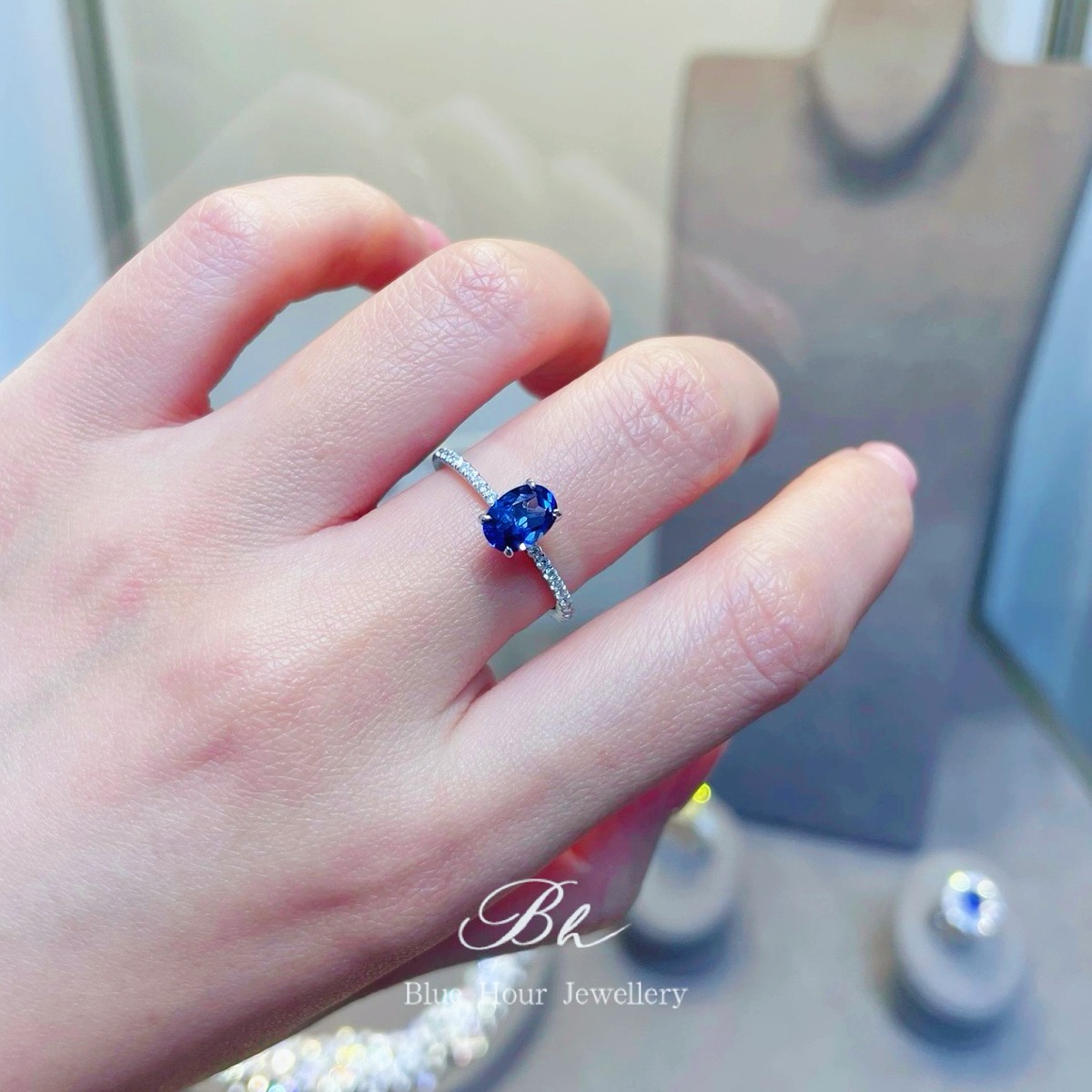 ラボグロウン 人工ロイヤルブルーサファイア 1.0ct オーバル レース 高 