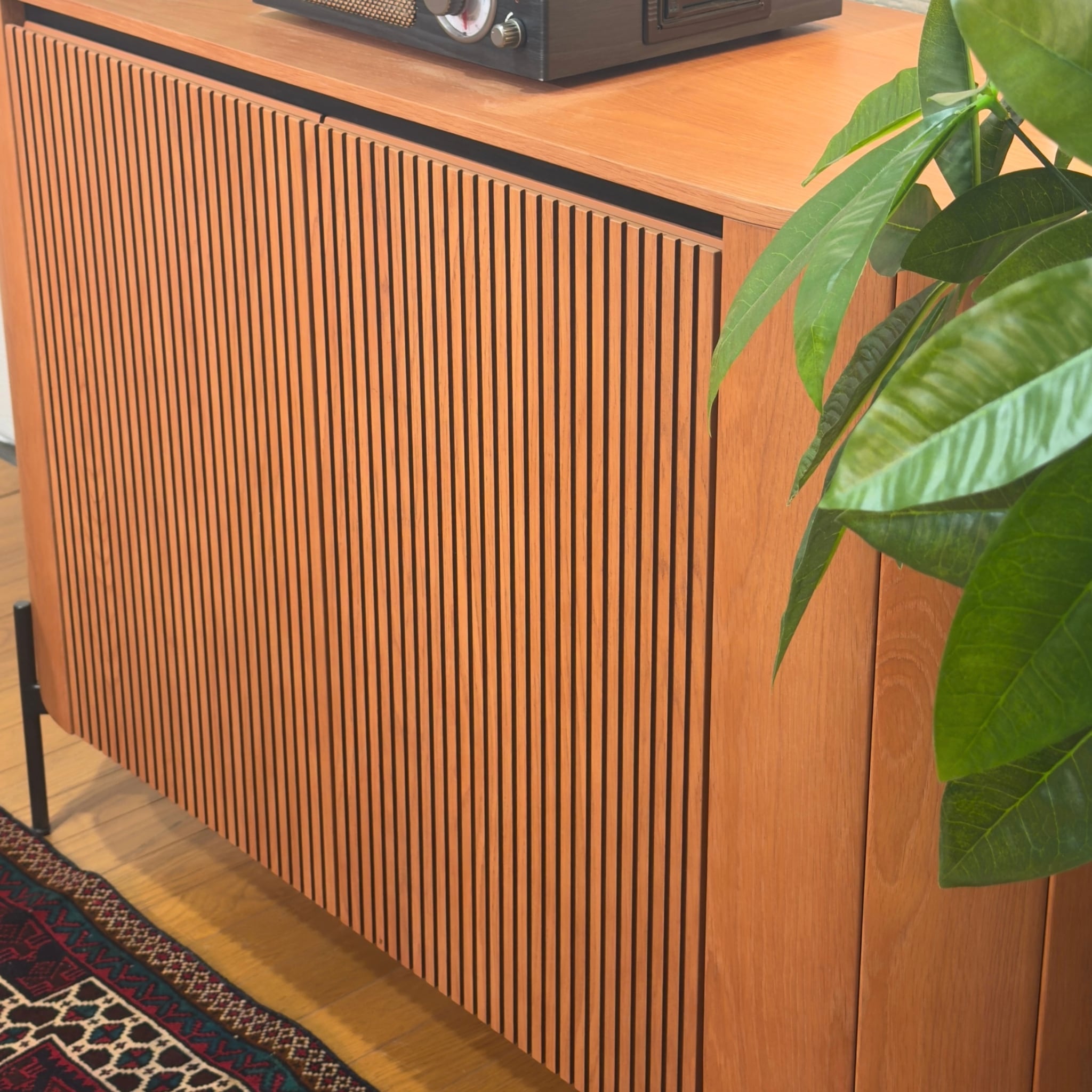 新品】Curved Ribbed Sideboard / チークカラー オーバルフォルム リブ