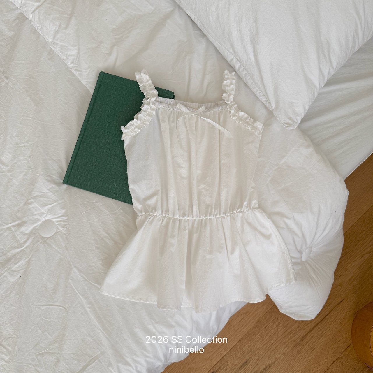 [ninibello] Shine Sleeveless Blouse +fee2 / [니니벨로] 샤인나시블라우스