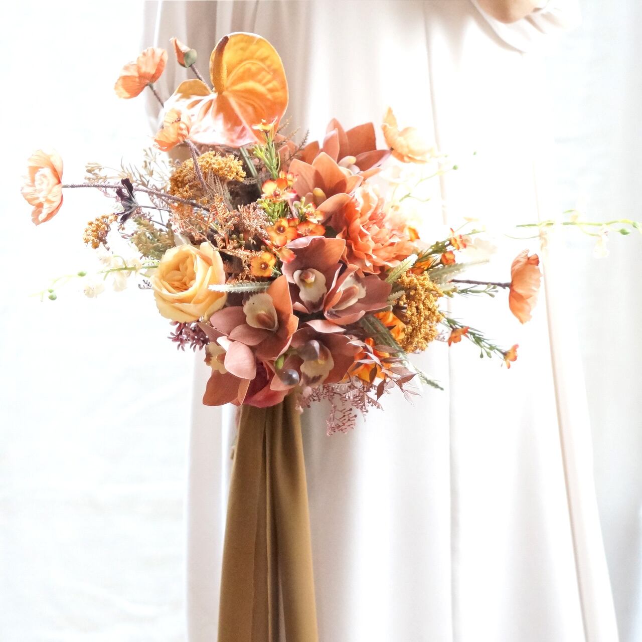 テラコッタ色アンスリウムとブラウン系シンビジュームのワイド