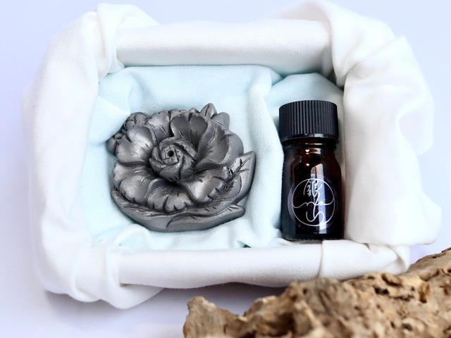 香瓦 ［carnation］ & 宵　アロマオイル付セット（銀の山）