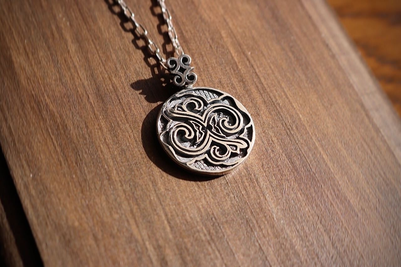 SLVR92 アイヌ文様 陰陽pendant | 工房 うきよ