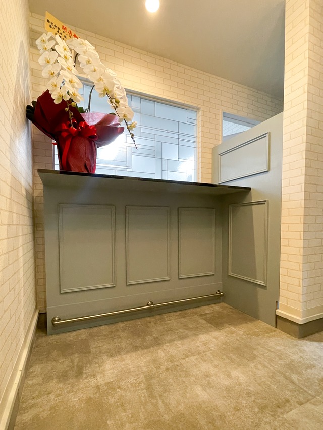 足置き付きバーカウンターテーブルW1600　（腰壁パネル・大理石天板）待合いテーブル・飲食スペース増築