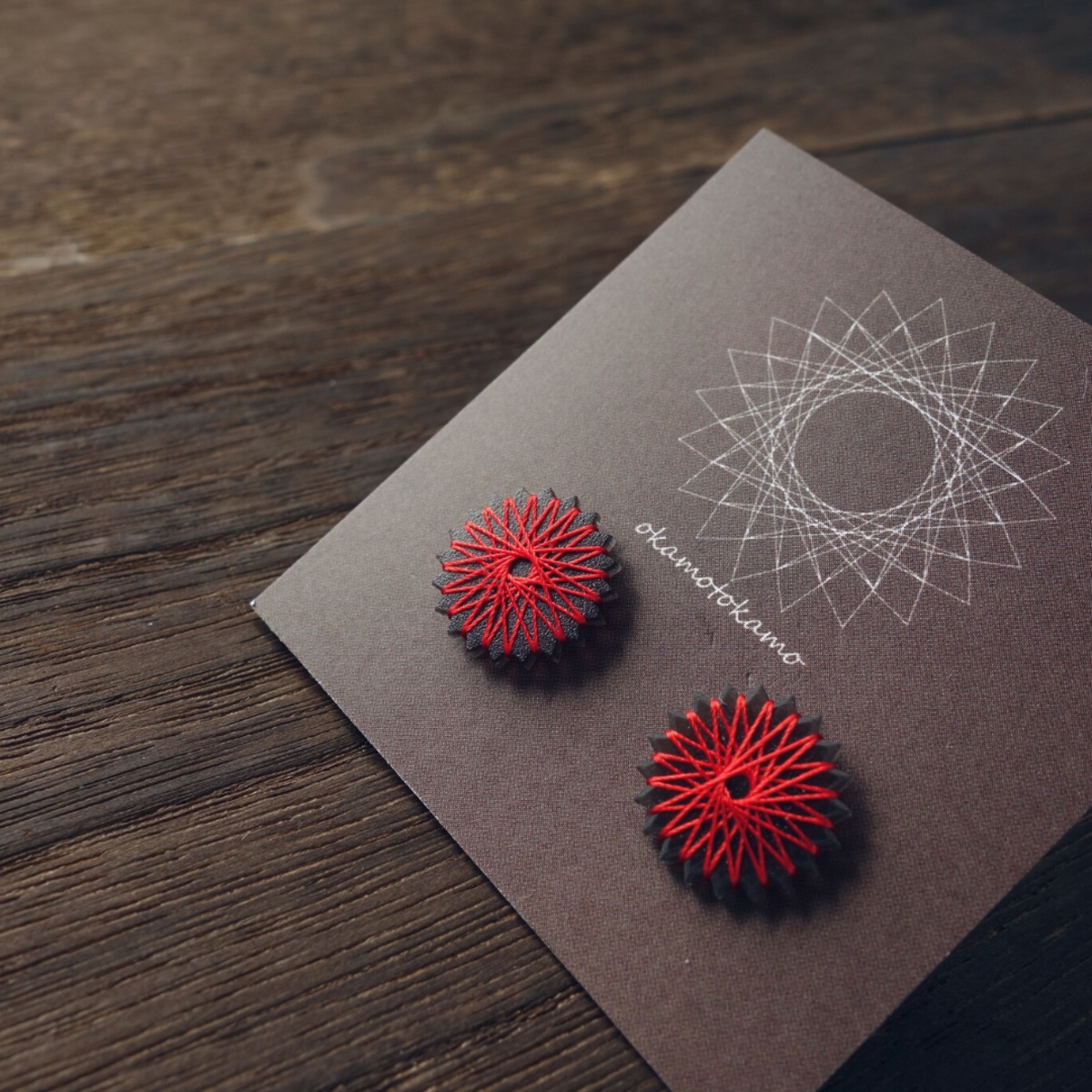 黒色の小さなひと粒ピアス（赤） ピアス / イヤリング | おかもとかも  