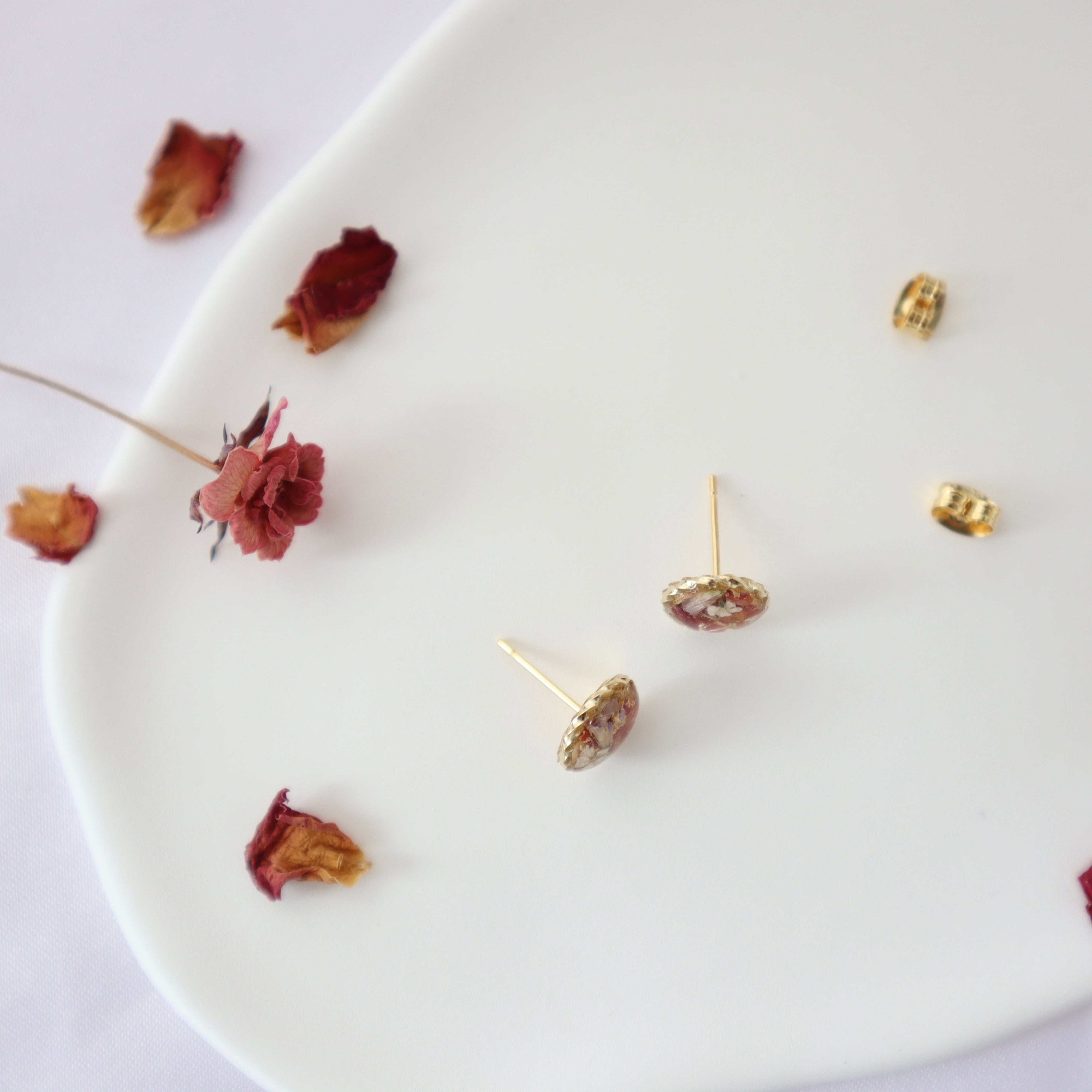 バラの花びら＊ピアス / 金属アレルギー対応＊ｻｰｼﾞｶﾙｽﾃﾝﾚｽ | ウサギノ