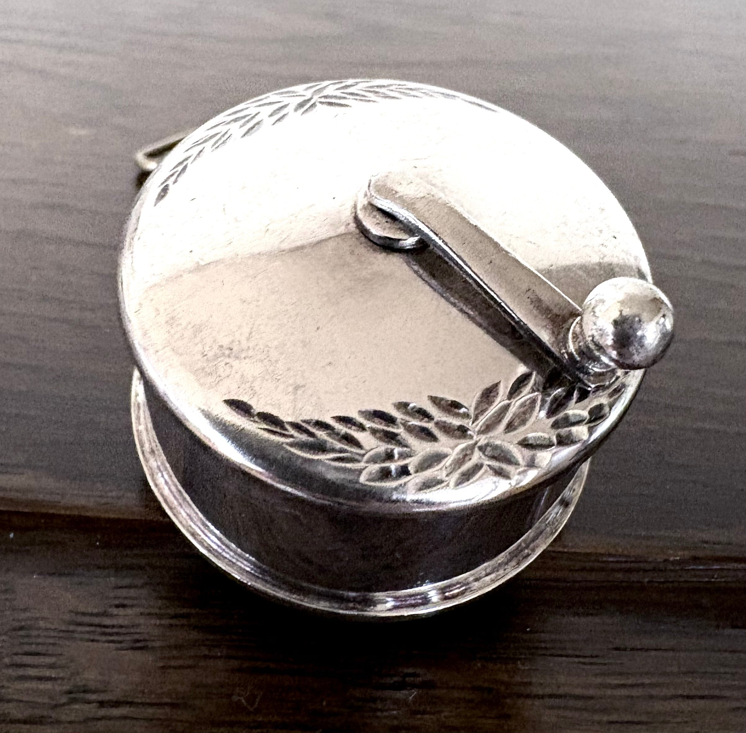 英国アンティーク 手巻きメジャー 彫金装飾 シルバー純銀56g