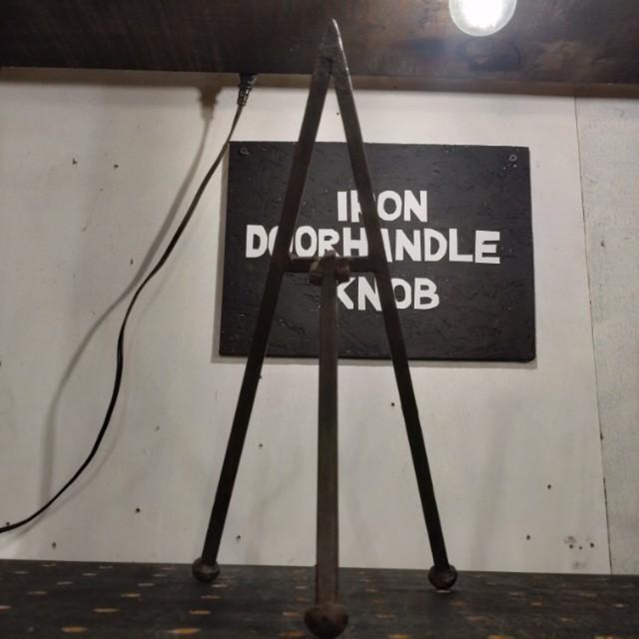 India Triangular Easel Stand Made of Iron　Iron　Antique Style　Changes over time　Display　