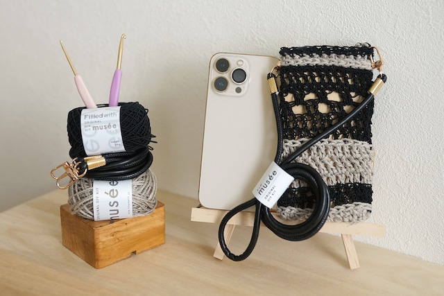 スマホショルダー【かぎ針編みキット】ブラック／No.FW-KTSS-01