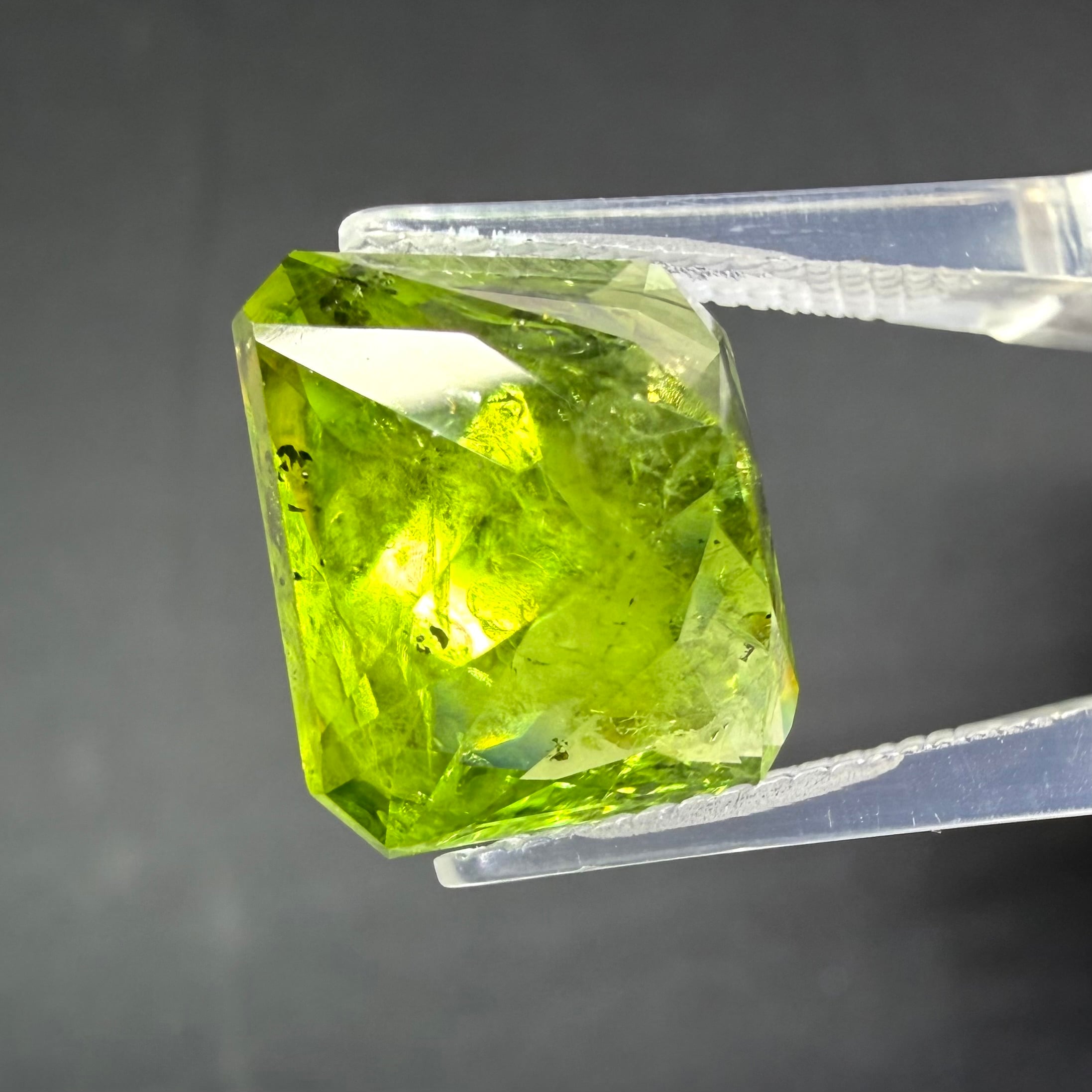 チャイナ産 リリーパッドインペリドット 10.71ct 12.2×12.9×8.88mm