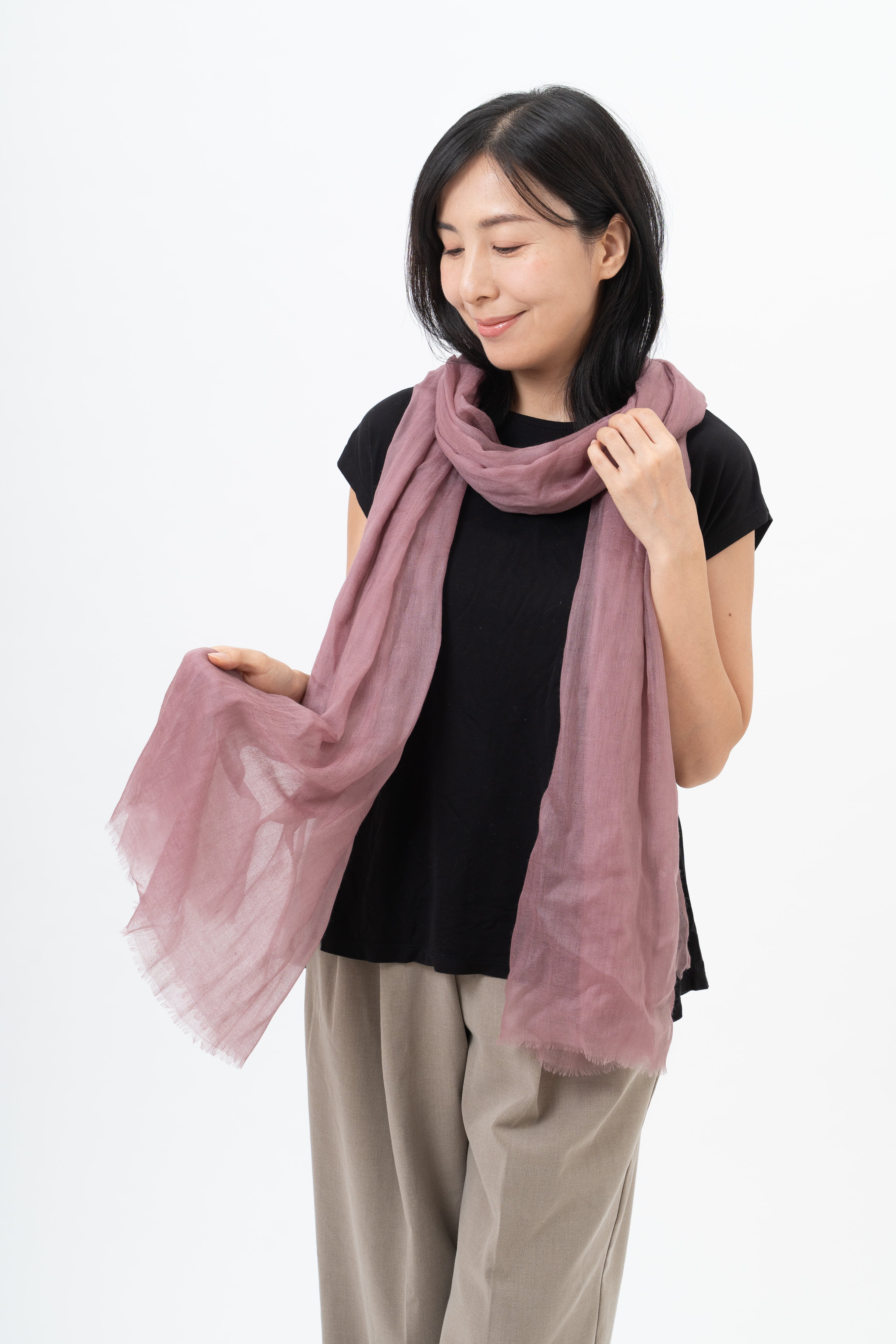 手のひらサイズに収まる、カシミヤ100%薄手ストール Tango - タンゴ/ダスティローズ 幅100cm×縦230cm(本体部分)+1cm×2(房部分)