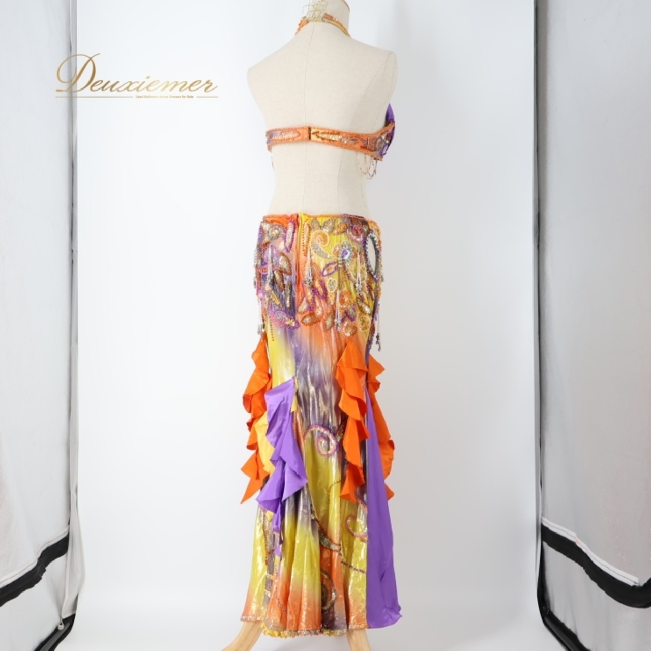ベリーダンス オリエンタル 衣装 上下セット オレンジ系 トップス スカート 黄 紫 ラインストーン ビーズ 豪華 装飾 フリンジ フリル 光沢 肌見せ セクシー ストーン 華やか ステージ イベント スパンコール イエロー系 パープル系